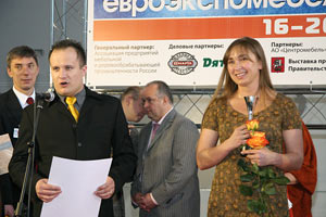Заместитель директора фабрики МООН Елена Лобановская получает Гран-при выставки Евроэкспомебель-2007 
